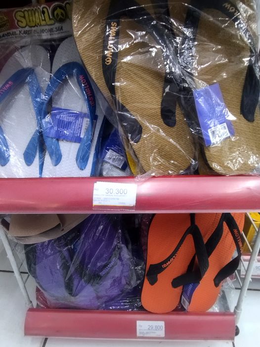9 Momen absurd sandal jepit diletakkan sembarang tempat