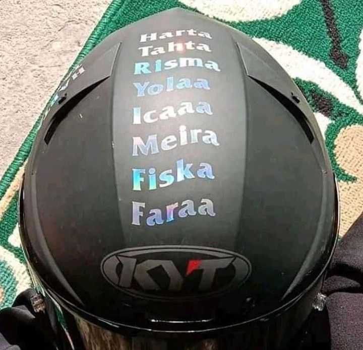 Tulisan lucu di helm pengendara © berbagai sumber