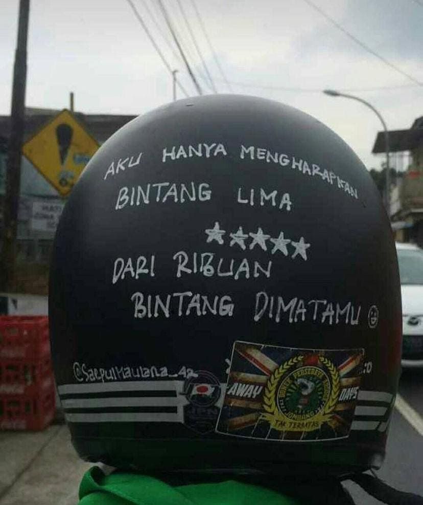 Tulisan lucu di helm pengendara © berbagai sumber