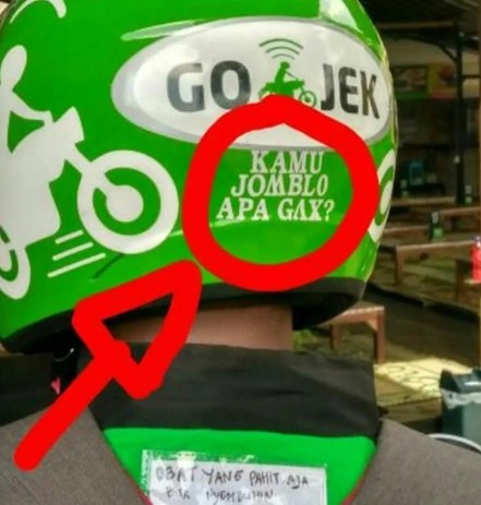 Tulisan lucu di helm pengendara © berbagai sumber