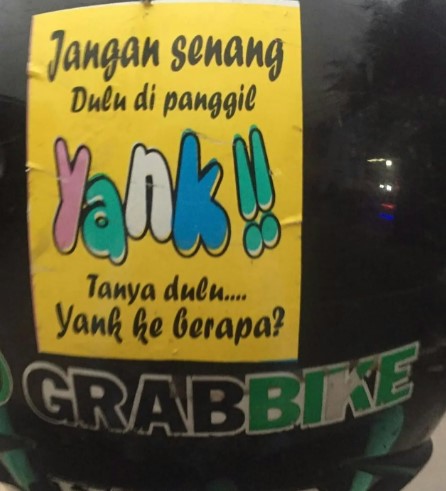 Tulisan lucu di helm pengendara © berbagai sumber Tulisan lucu di helm pengendara © berbagai sumber