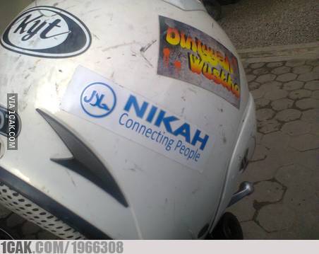 Tulisan lucu di helm pengendara © berbagai sumber Tulisan lucu di helm pengendara © berbagai sumber