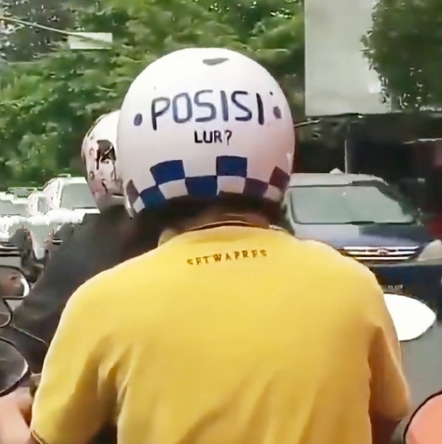 Tulisan lucu di helm pengendara © berbagai sumber Tulisan lucu di helm pengendara © berbagai sumber