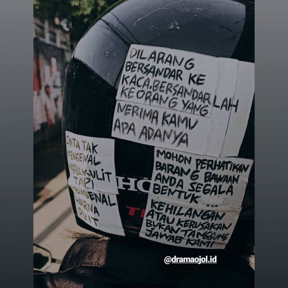 Tulisan lucu di helm pengendara © berbagai sumber Tulisan lucu di helm pengendara © berbagai sumber