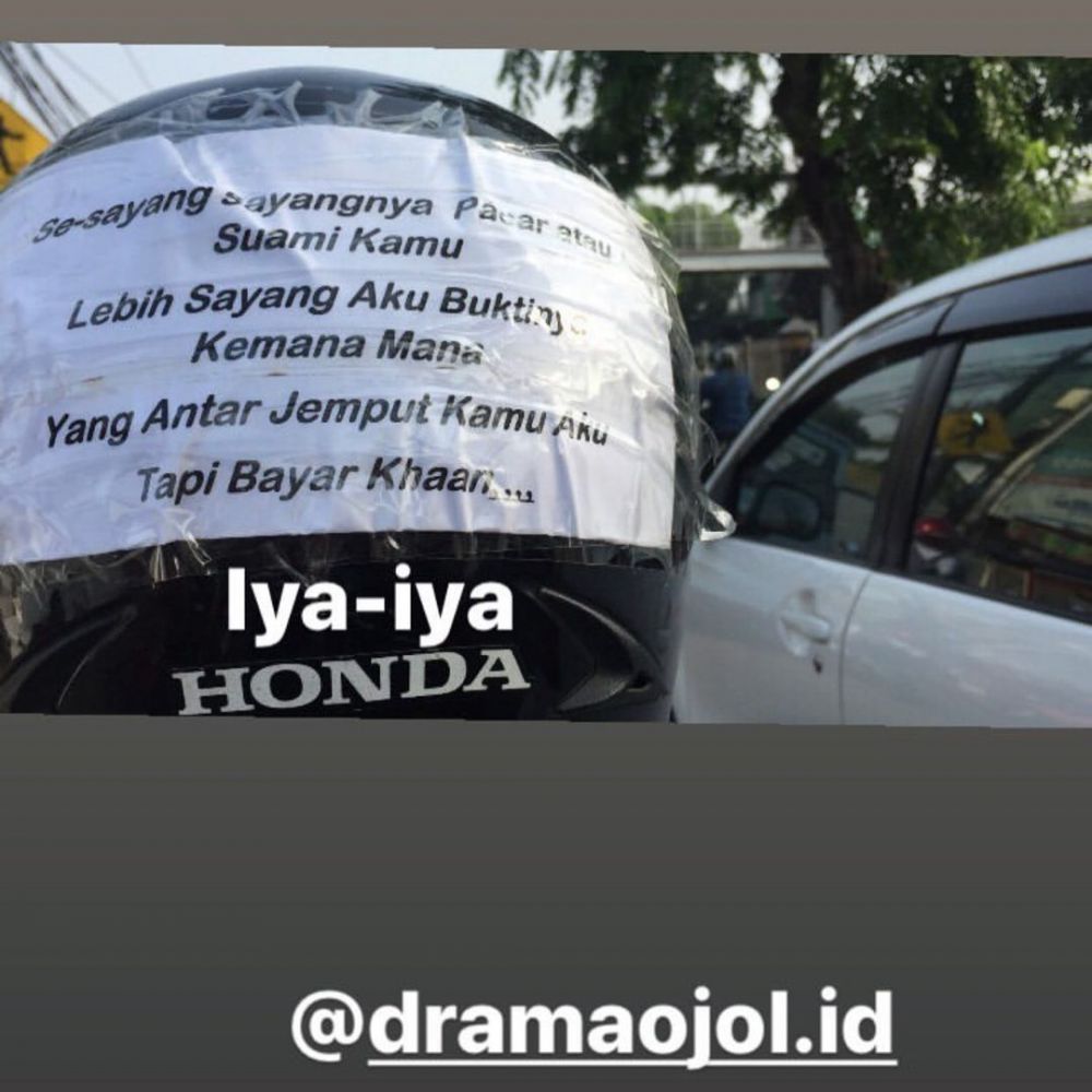 Tulisan lucu di helm pengendara © berbagai sumber Tulisan lucu di helm pengendara © berbagai sumber