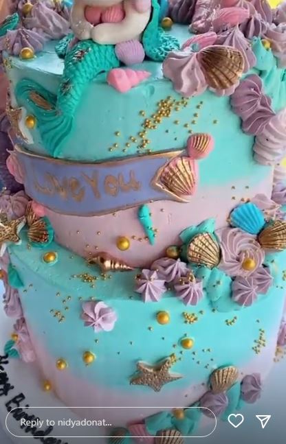 11 Detail potret kue ultah Ria Ricis ke-27 ini bikin nggak tega makan