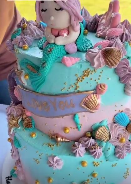 11 Detail potret kue ultah Ria Ricis ke-27 ini bikin nggak tega makan