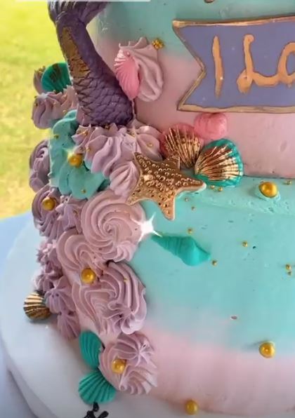 11 Detail potret kue ultah Ria Ricis ke-27 ini bikin nggak tega makan