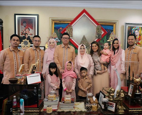 Momen kenangan Menteri Tjahjo Kumolo dan Detri Warmanto Berbagai sumber