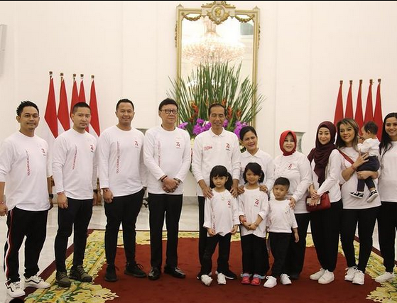 Momen kenangan Menteri Tjahjo Kumolo dan Detri Warmanto Berbagai sumber