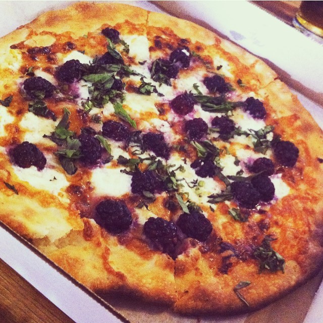 15 Penampakan pizza dengan topping nggak biasa, bikin geleng kepala