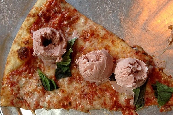 15 Penampakan pizza dengan topping nggak biasa, bikin geleng kepala