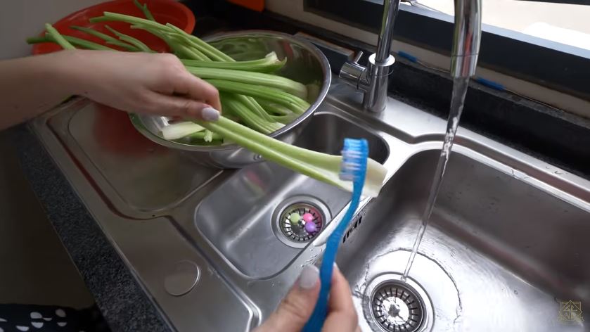 10 Trik Chelsea Olivia bersihkan batang seledri, lebih aman dikonsumsi