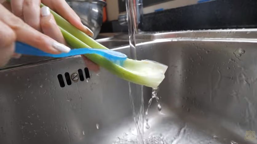 10 Trik Chelsea Olivia bersihkan batang seledri, lebih aman dikonsumsi