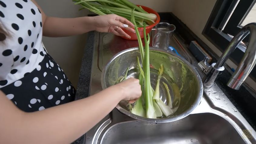 10 Trik Chelsea Olivia bersihkan batang seledri, lebih aman dikonsumsi