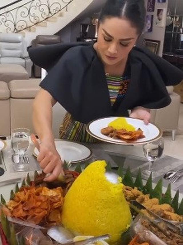Lauk pendamping nasi tumpeng 11 seleb, plating Soimah simpel