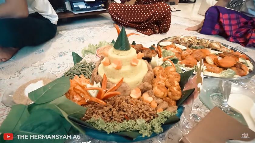 Lauk pendamping nasi tumpeng 11 seleb, plating Soimah simpel