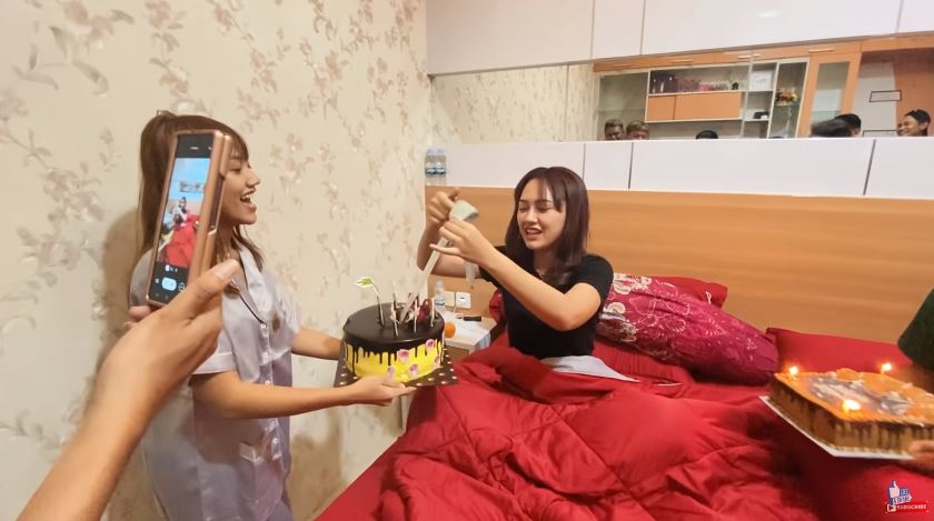 Potret kue ulang tahun 13 pedangdut, punya Ayu Ting Ting elegan