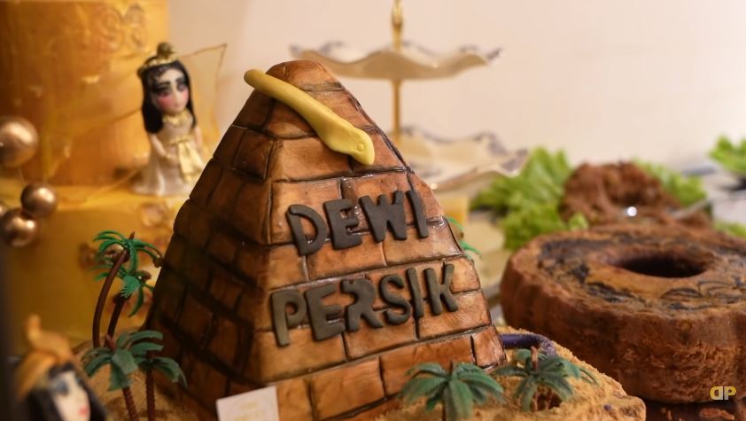 Potret kue ulang tahun 13 pedangdut, punya Ayu Ting Ting elegan