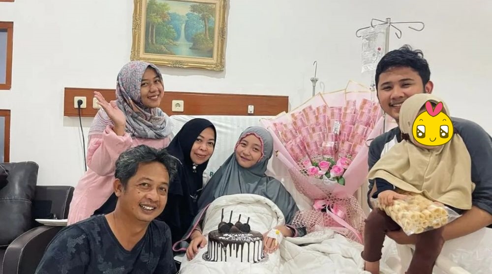 Potret kue ulang tahun 13 pedangdut, punya Ayu Ting Ting elegan