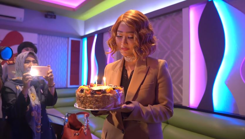 Potret kue ulang tahun 13 pedangdut, punya Ayu Ting Ting elegan