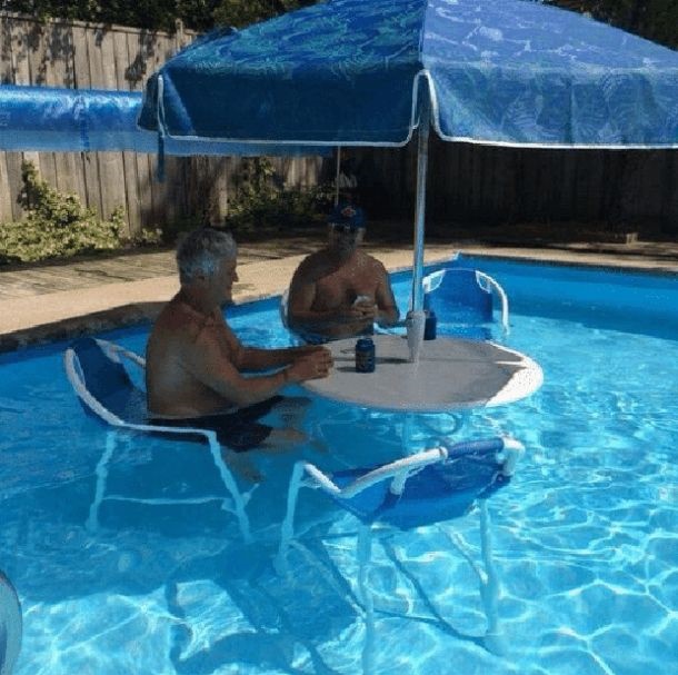 wahana di kolam renang malah nyeleneh © berbagai sumber