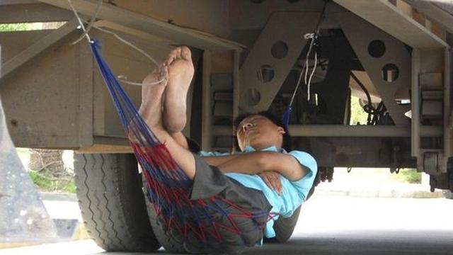 11 Potret lucu orang bikin hammock ini tempatnya nggak terduga