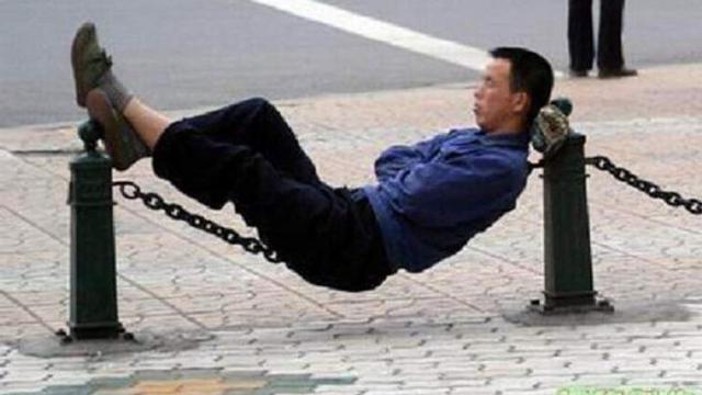 bikin hammock di sembarang tempat lucu © berbagai sumber