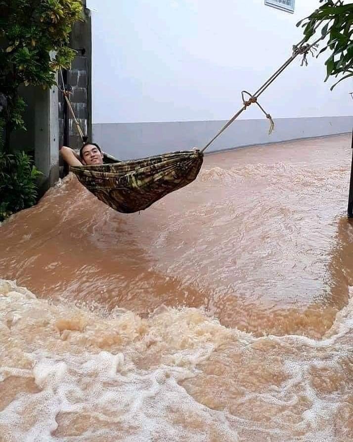 bikin hammock di sembarang tempat lucu © berbagai sumber