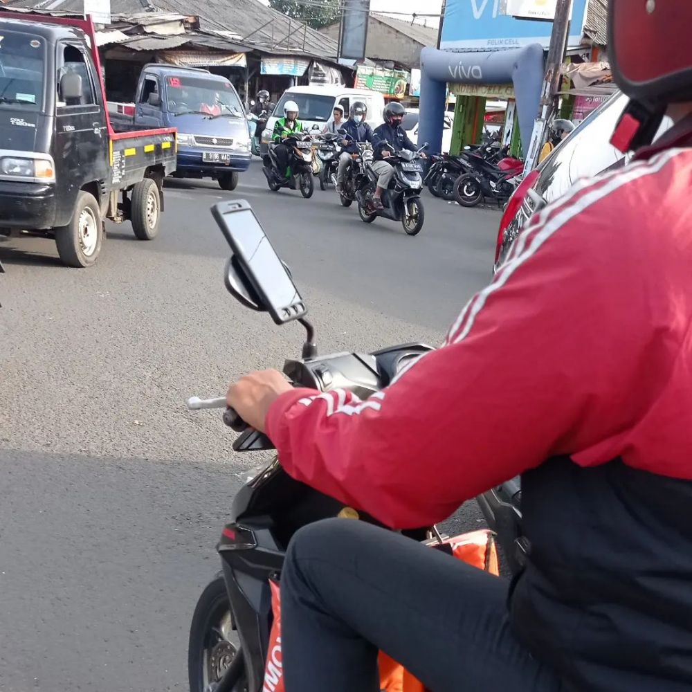 holder hp ojek online lucu © berbagai sumber