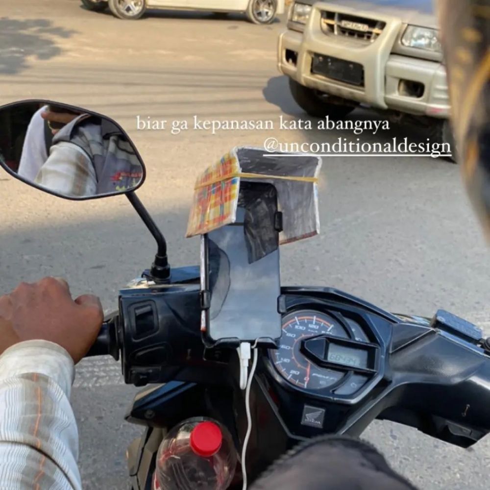 holder hp ojek online lucu © berbagai sumber