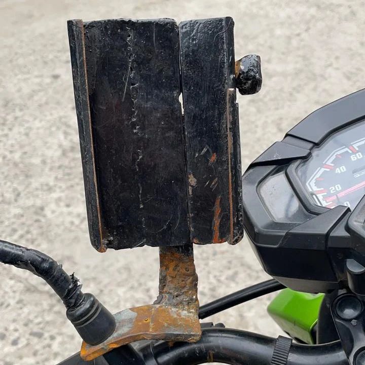 holder hp ojek online lucu © berbagai sumber