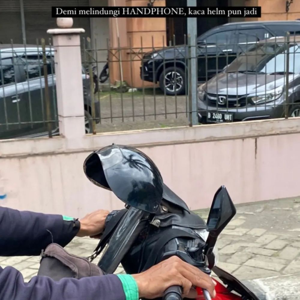 holder hp ojek online lucu © berbagai sumber