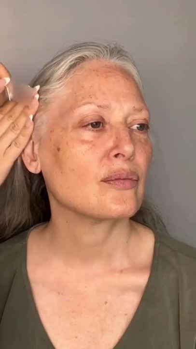 Cuma pakai selotip, 13 transformasi makeup nenek ini bikin terpukau