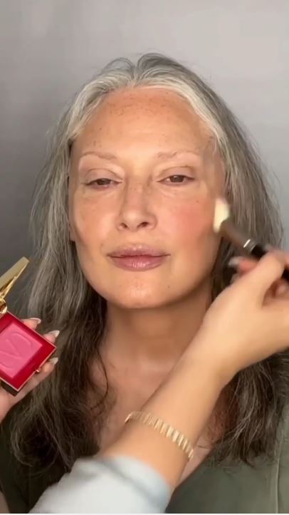 Cuma pakai selotip, 13 transformasi makeup nenek ini bikin terpukau