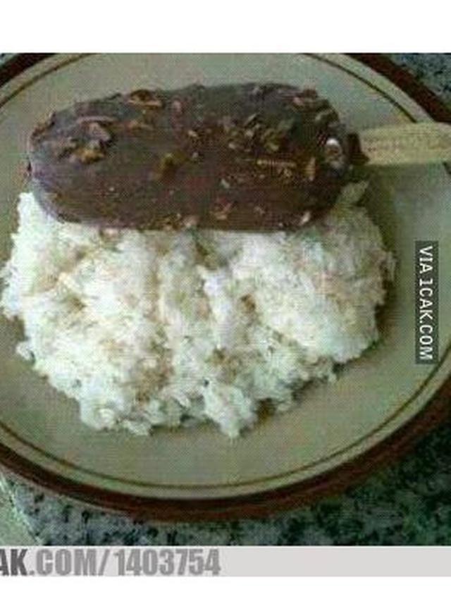 15 Kombinasi makanan campur es krim ini bikin geleng-geleng kepala