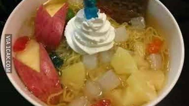 15 Kombinasi makanan campur es krim ini bikin geleng-geleng kepala