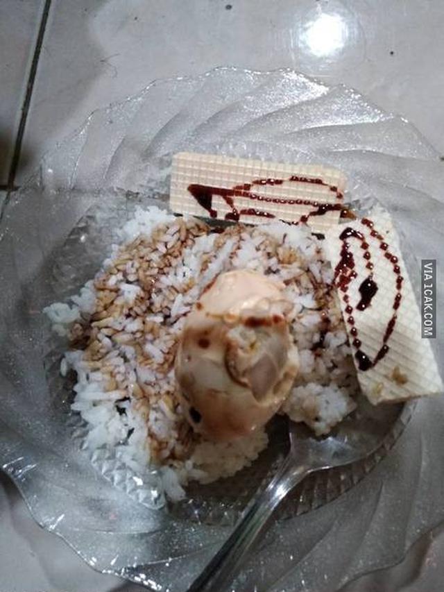 15 Kombinasi makanan campur es krim ini bikin geleng-geleng kepala