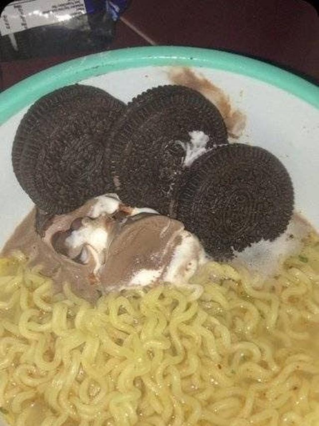 15 Kombinasi makanan campur es krim ini bikin geleng-geleng kepala