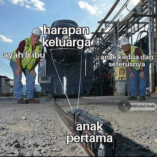 Meme suka duka jadi anak pertama © berbagai sumber