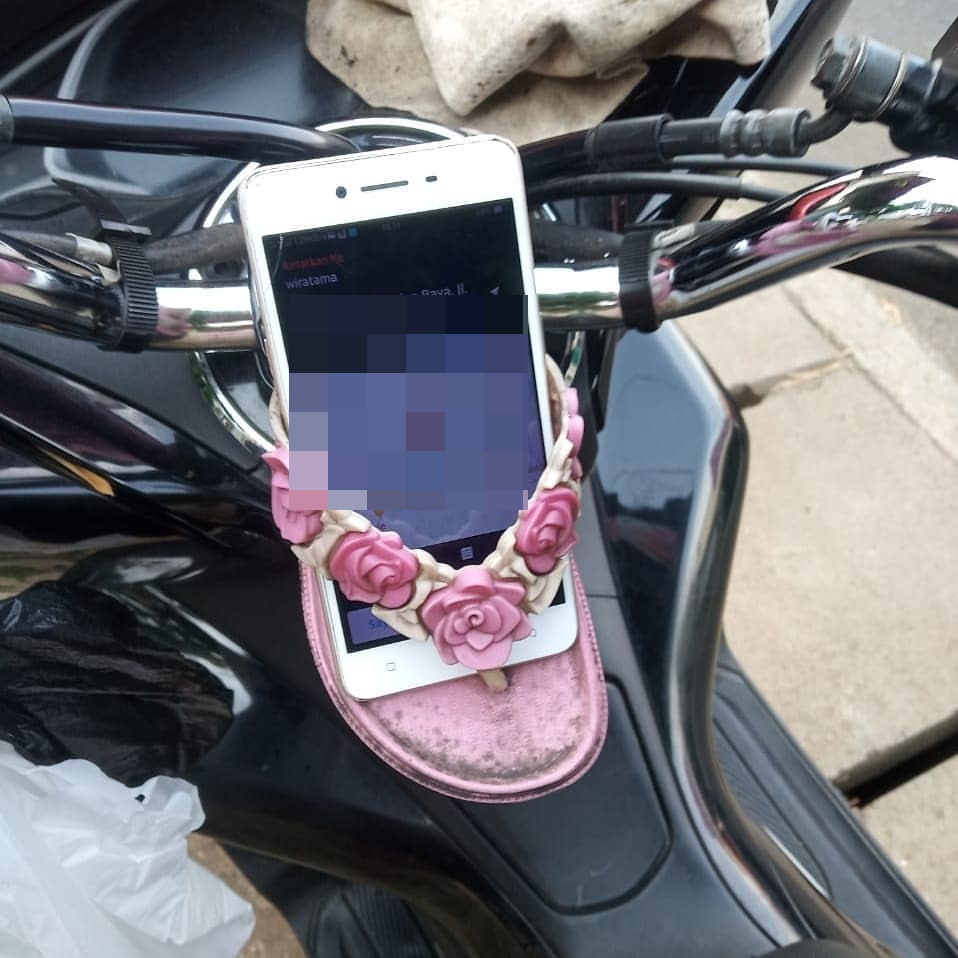 holder hp ojek online kelihatan lucu © berbagai sumber holder hp ojek online kelihatan lucu © berbagai sumber