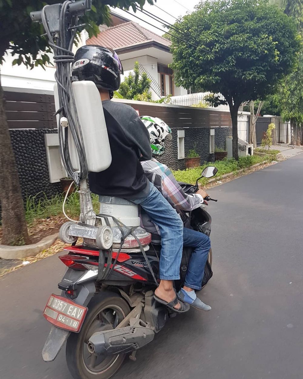 dibonceng motor bawa barang besar © berbagai sumber