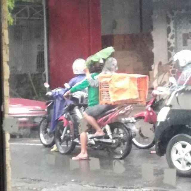 dibonceng motor bawa barang besar © berbagai sumber