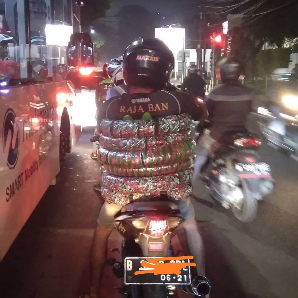 dibonceng motor bawa barang besar © berbagai sumber