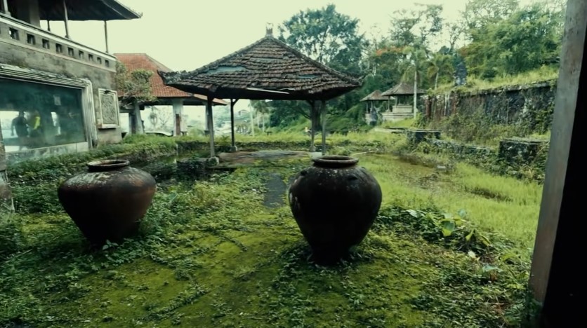 hotel milik Tommy Soeharto yang terbengkalai © YouTube