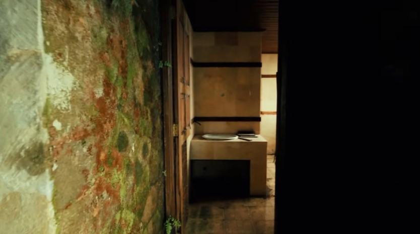 hotel milik Tommy Soeharto yang terbengkalai © YouTube