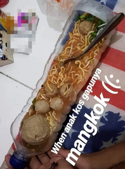 Potret nyeleneh wadah makan mi © berbagai sumber Potret nyeleneh wadah makan mi © berbagai sumber