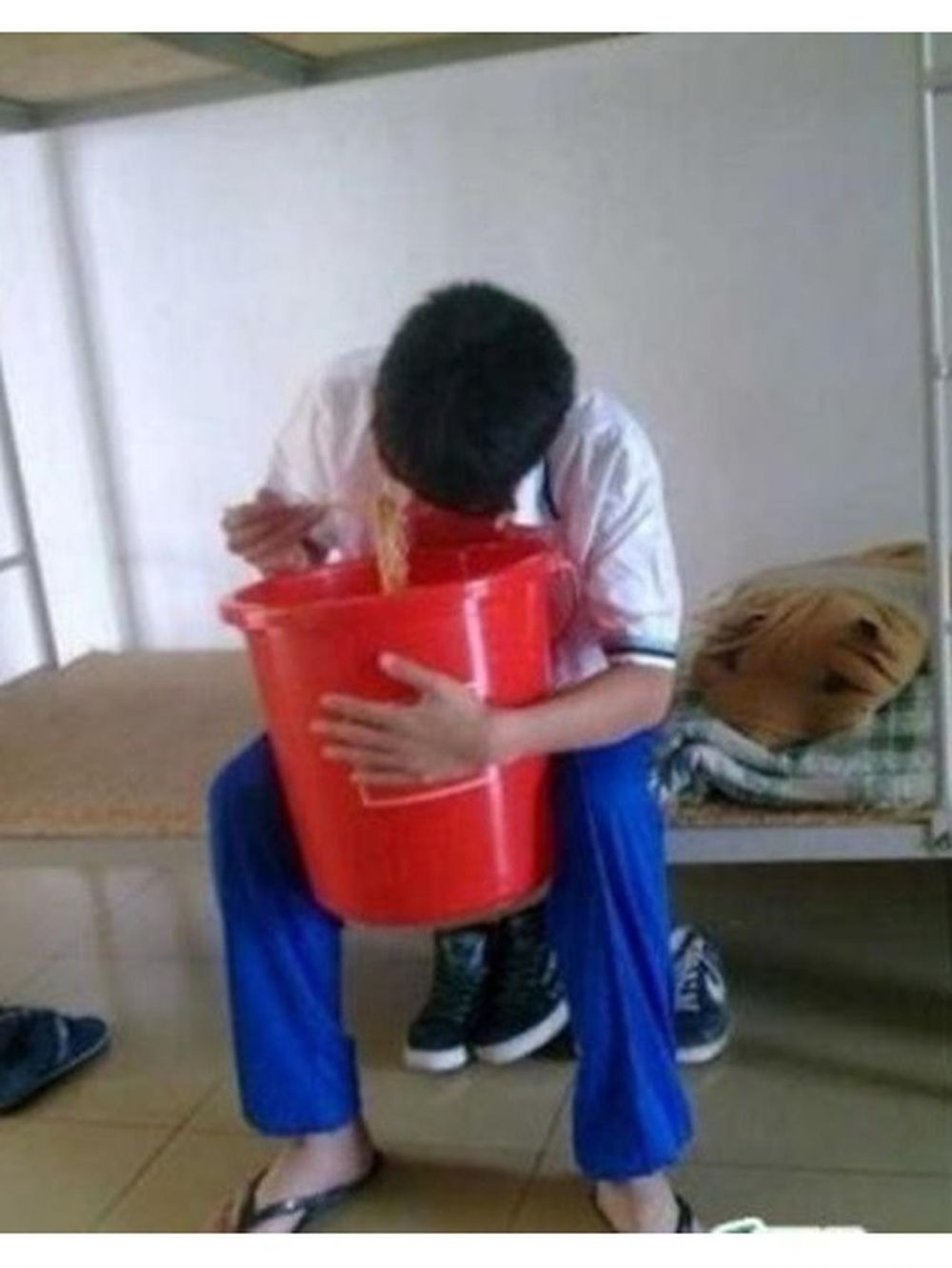 Potret nyeleneh wadah makan mi © berbagai sumber Potret nyeleneh wadah makan mi © berbagai sumber