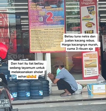 Tunanetra ini tayamum dan salat di depan minimarket TikTok