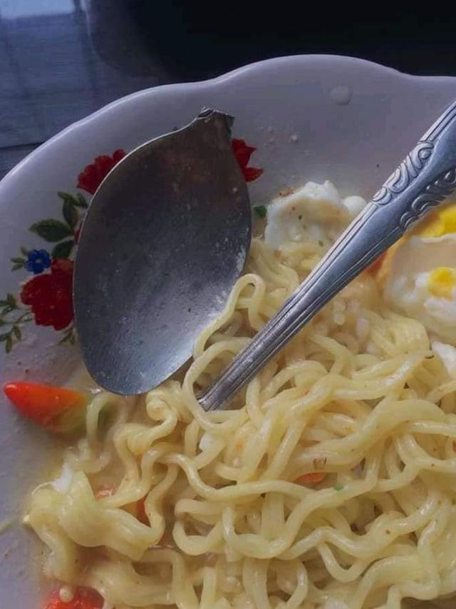 Momen apes saat mau makan mi Berbagai sumber